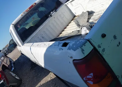 2000 Chevrolet Silverado 1500 Ls z USA, uszkodzony, nr VIN 2GCEC19TXY1239393